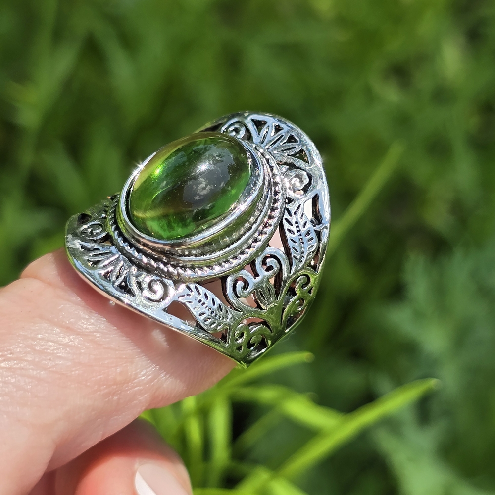 Elegant Silver and Green Women's Ring